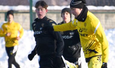 На заснеженном поле. Рух забил пять мячей в ворота тернопольской Нивы