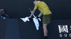 ВИДЕО. Синнер едва не снялся с матч на Australian Open 2026. Что произошло?