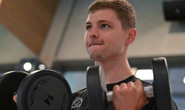 ФОТО. Шахтер занимался в тренажерном зале. Воскресенье объявлено выходным