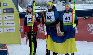 ФОТО. Украинские биатлонистки на цветочной церемонии юниорского ЧЕ
