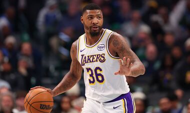 Игрок Лейкерс самостоятельно вправил вывих пальца в матче с Далласом