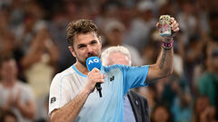 ВИДЕО. Вавринка провел последний матч на Aus Open и выпил пиво с директором