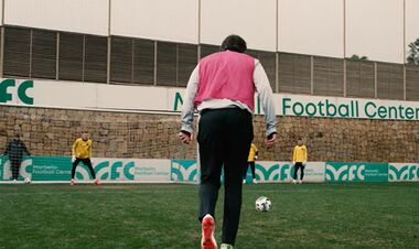 ВІДЕО. Як Усик бив пенальті. Боксер провів тренування з Поліссям