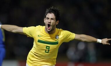 Колишній зірковий нападник Мілана планує купити англійський клуб