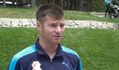 Відомий тренер залишив Україну, клуб розірвав контракти майже з усіма