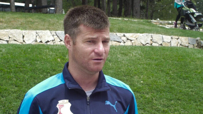 Известный тренер покинул Украину, клуб расторг контракты почти со всеми