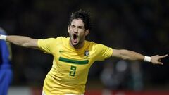 Колишній зірковий нападник Мілана планує купити англійський клуб