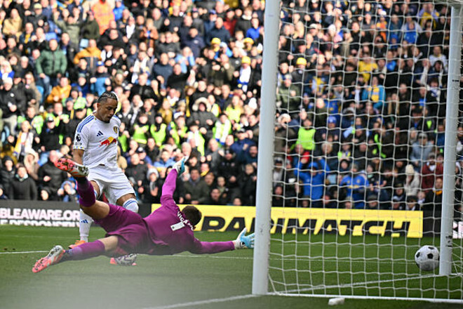 ВІДЕО. Два м'ячі на полі: іграшка ледве не зірвала гол Лідса