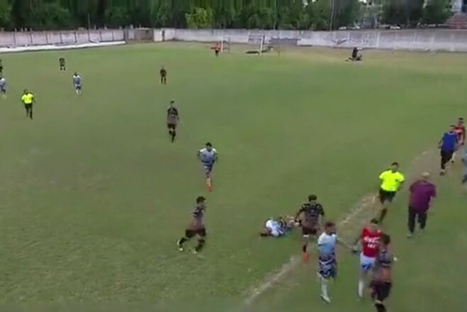 ВИДЕО. Самый страшный подкат в истории футбола привел к драке команд