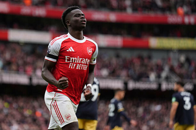 Сака став 7-м наймолодшим гравцем АПЛ зі 100 результативними діями