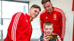 ФОТО. Трубін і Судаков зустрілися з дітьми з України на базі Бенфіки