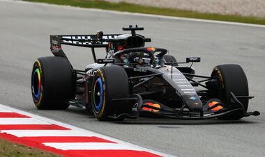 Тесты Формулы-1. Черный Макларен, быстрый и надежный Мерседес