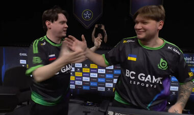 ФОТО. Радостный s1mple жмет руку россиянину после победы в Кракове