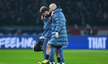 ФОТО. Зірковий вінгер ПСЖ вивихнув щиколотку в матчі ЛЧ проти Ньюкасла