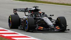 Тесты Формулы-1. Черный Макларен, быстрый и надежный Мерседес