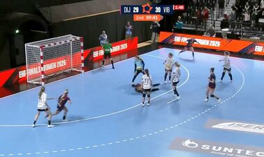 ВИДЕО. Гандбольный курьез. Судья забил гол и спас команду от поражениея