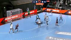 ВИДЕО. Гандбольный курьез. Судья забил гол и спас команду от поражениея