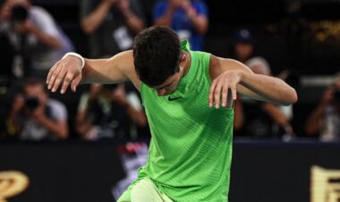 ФОТО. Алькарас влаштував шоу. Поза чемпіона Ф1 після перемоги над Звєрєвим