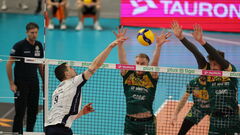 Команда украинца разгромила соперника на выезде и возглавила таблицу