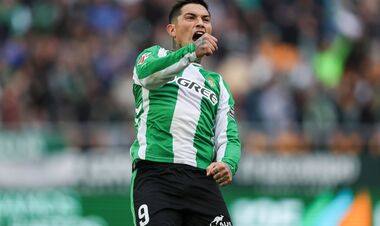 Два пенальти и поздний гол Форнальса. Бетис дома обыграл Валенсию