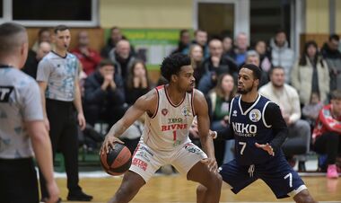 ВИДЕО. Один из лидеров Ровно ужасно приземлился и получил травму руки