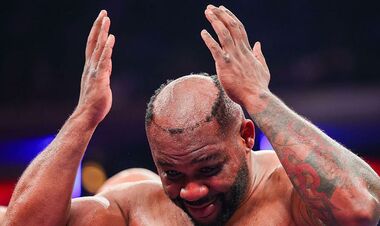 Девіс вперше переміг після Берінчика. Міллер виграв, втративши волосся