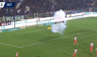 Фани Інтера зірвали матч: воротар суперника постраждав від піротехніки