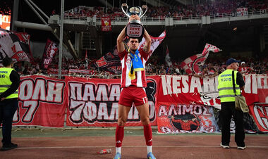 Яремчук до переходу в Ліон завоював три трофеї з Олімпіакосом у Греції