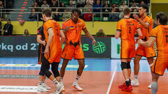 Команда капітана збірної України лідирує, а Барком-Кажани в небезпеці