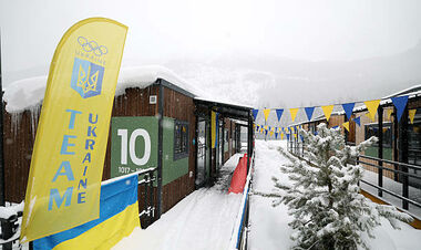 ВИДЕО. Украинские флаги подняты в Олимпийской деревне в Кортине