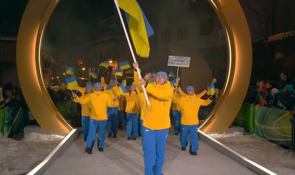 ФОТО. Збірна України пройшла на параді спортсменів на відкритті ОІ-2026