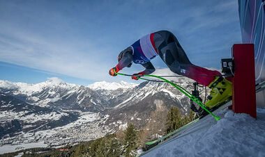 ВИДЕО. Кровь и выбитые зубы. Болезненное падение горнолыжника на ОИ-2026