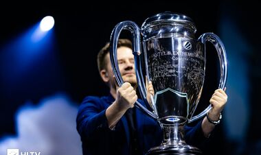 ВІДЕО. Легенда CS винесла трофей на сцену у Кракові. Чому всі плакали?