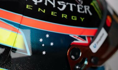 ВИДЕО. Пилот Макларен Ф1 представил дизайн шлема на сезон-2026