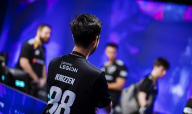 ФОТО. Аналитик бразильского клуба работает с McDonalds после ракетной атаки