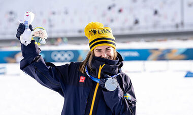 От радости в шок: лыжница сломала медаль ОИ-2026 после награждения