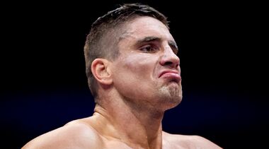 Легендарный чемпион отказался от UFC, чтобы провести бой с Усиком