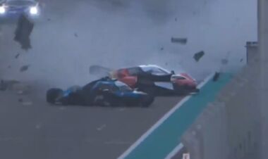 ВИДЕО. Ужасная авария на трассе Ф1. Машины разлетелись на куски