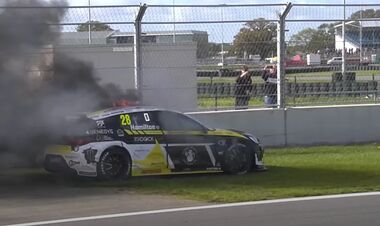 ФОТО. Брат Хемілтона потрапив у пожежу під час гонки на Сільверстоуні