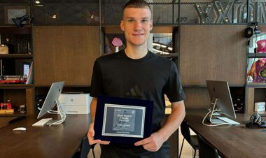 ВИДЕО. Как Семенченко получил награду лучшему молодому игроку 2024 года