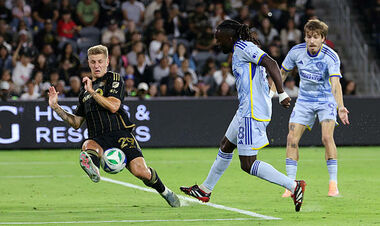 MLS. Победный матч Смолякова, очередной гол Мюллера