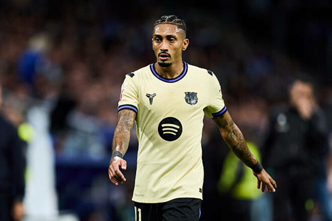 ФОТО. Отдых не удался. Как Рафинья следил за разгромом Барселоны