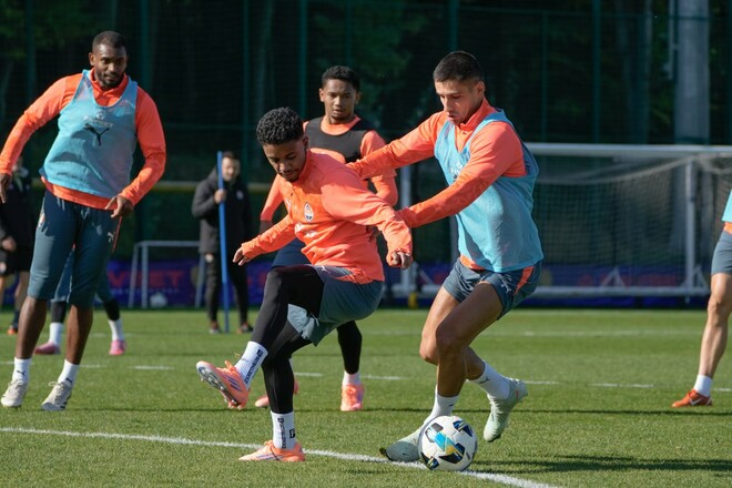 ФОТО. Поле та зал. Як Шахтар тренується у Львові без збірників