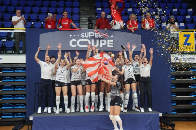 Украинки разбили парижан и завоевали Суперкубок Франции по волейболу