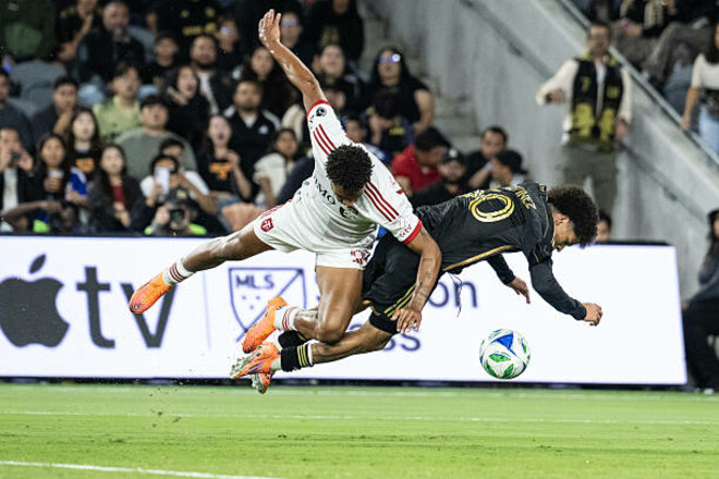 Удаление и незабитый пенальти. Лос-Анджелес и Смоляков одолели Торонто