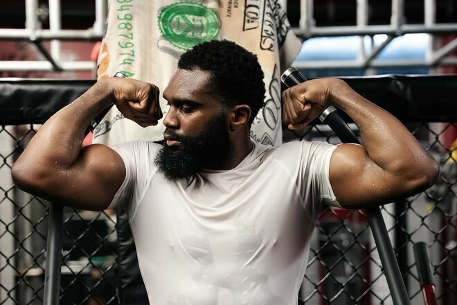 Эннис дебютирует в новом весе. Его соперник – загадка