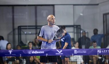 Сменил мяч на ракетку. Легенда Барселоны дебютировал в новом виде спорта