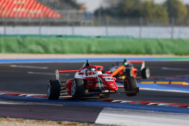 Отбор в финал. Бондарев в гонке Ф4 Италии. Смотреть онлайн LIVE