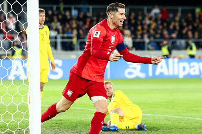 Гол Левандовськи та сухий лист. Польша на класі переграла Литву