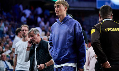 ФОТО. Защитник Реала посетил матч другого клуба. Ему вручили футболку